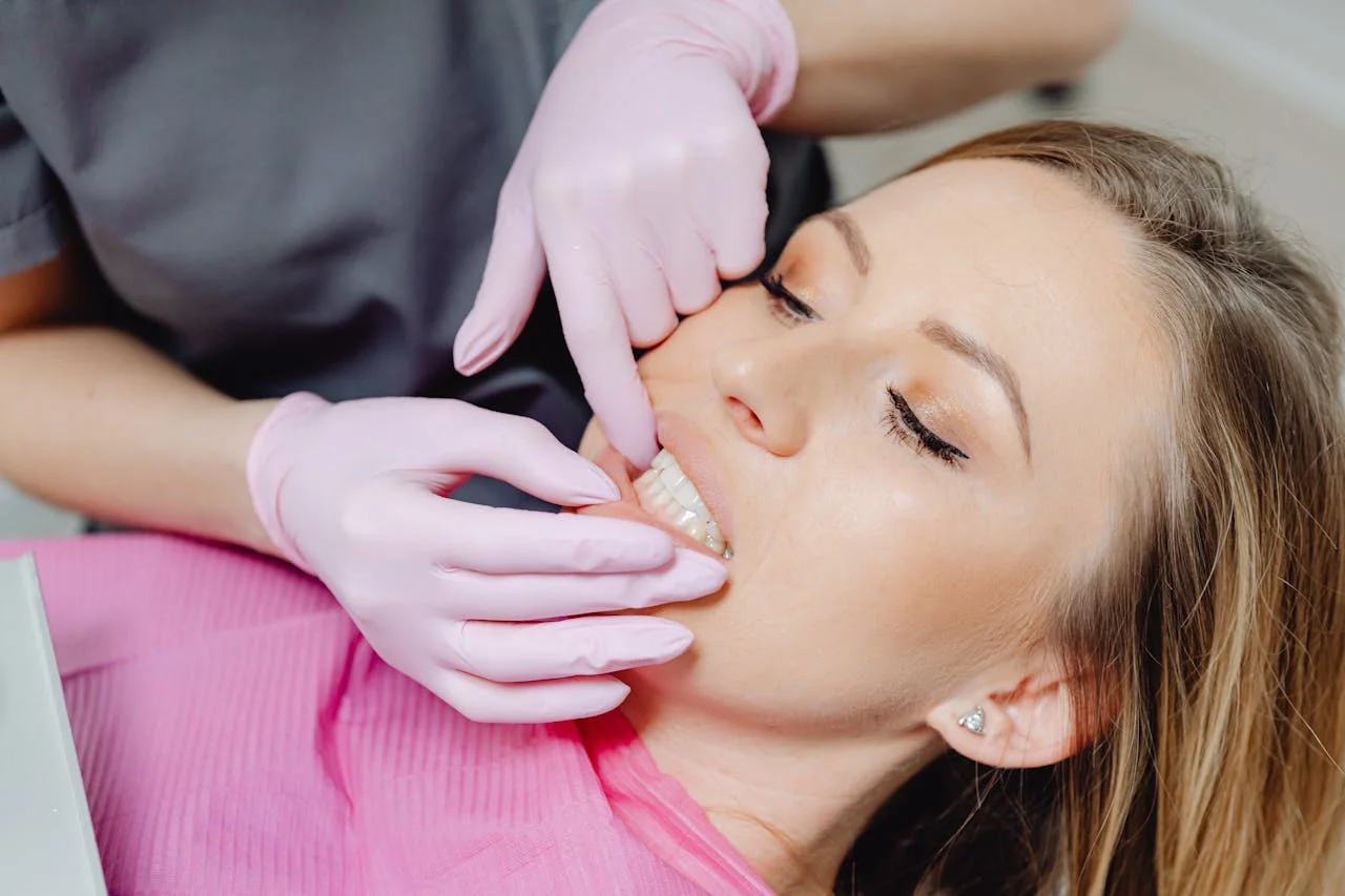 Paciente recibiendo una revisión dental como parte de su cobertura de seguro en Illinois