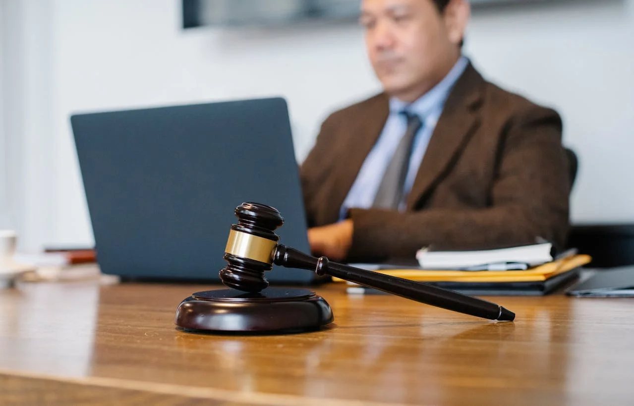 Gavel de juez representando seguridad legal y estabilidad para familias inmigrantes aseguradas en EE.UU.