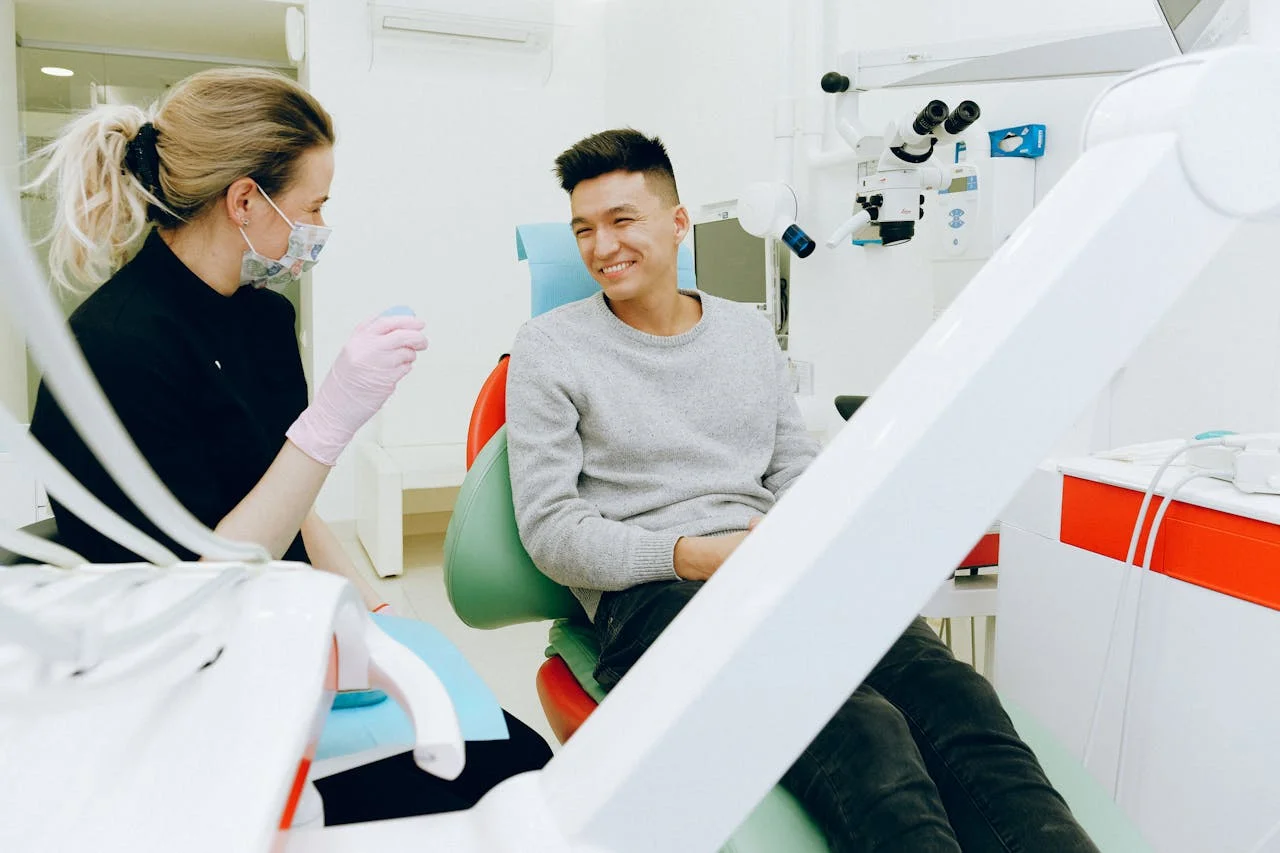 Paciente hispano recibiendo atención dental profesional en Georgia con seguro adecuado